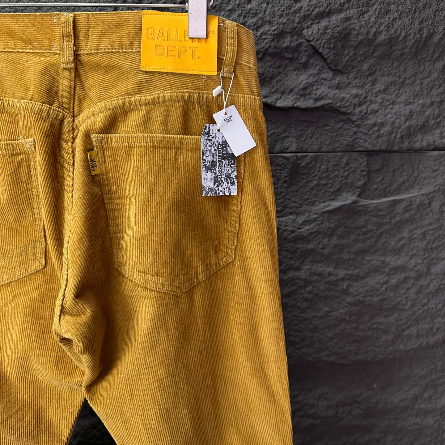 P260 GALLERY DEPT. 2025 new corduroy all-over embroidery stitching couple's style loose bootcut jeans 🔥High version🔥High version🔥 Top ceiling quality Styles with different washed textures, very friendly to people with thin legs and thick legs, the loose version of the boot very much modifies the leg shape Moderate length that never goes out of style, easy to match with casually, basic styling for various styles, a must-have in the wardrobe! The fabric is stiff but also makes the upper body soft without losing texture. The washing process is even more perfect. It is a must-have item for everyone! ! ! Washed wheat, hang tag, pants label, complete with three labels Color: ginger Size: 28, 30, 32, 34, 36 (five sizes)